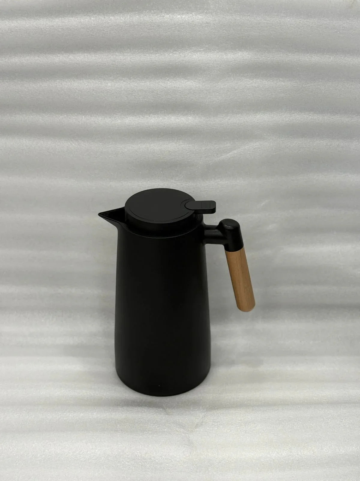 Luxury Black Thermos Jug with Golden Handle – 1Liter - Clarify.pk