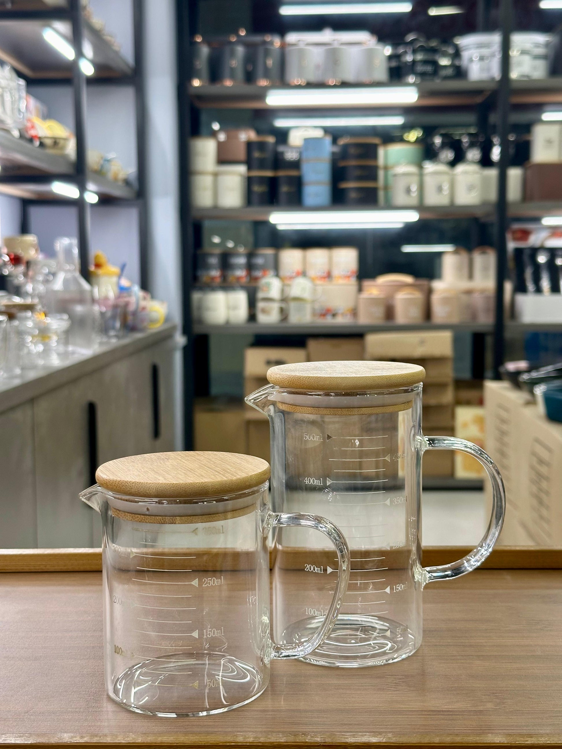 Modern Graduated Borosilicate Oil Jug with Airtight Bamboo Lid