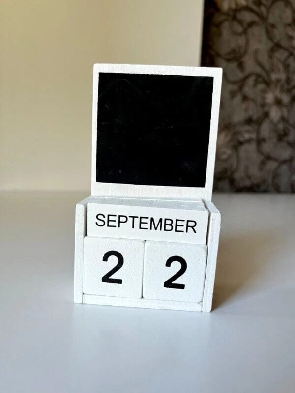 Blackboard Edition Wooden Perpetual Desk Calendar