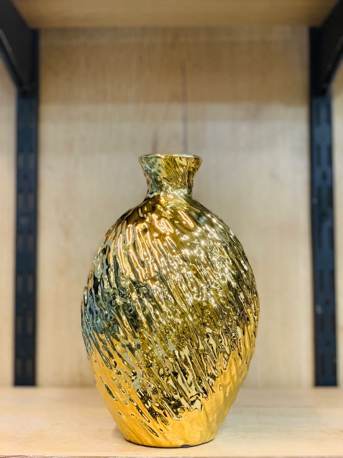 Golden Ribbed Ceramic Vase – Elegant Home Decor Centerpiece
