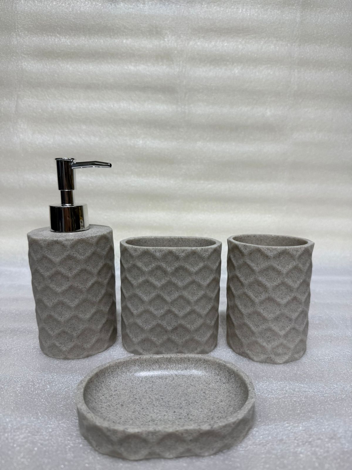 Bubble-Grid 4-Piece Resin Bathroom Set – Modern Textured Soap Dispenser, Toothbrush Holder, Tumbler, and Soap Dish
